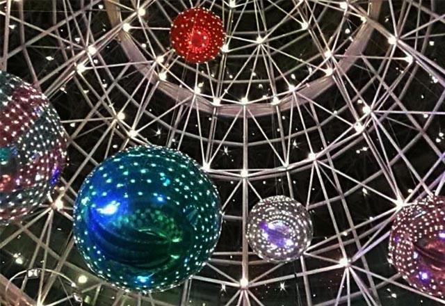 广州乐飞洋充气镜面气模镜面球新加坡酒店美陈装饰球可充气，可定制彩色装饰反射球